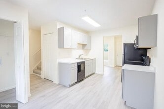 Building Photo - 45293 Rumsford Ln