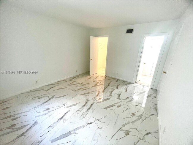 Building Photo - 3115 Oakland Shores Dr