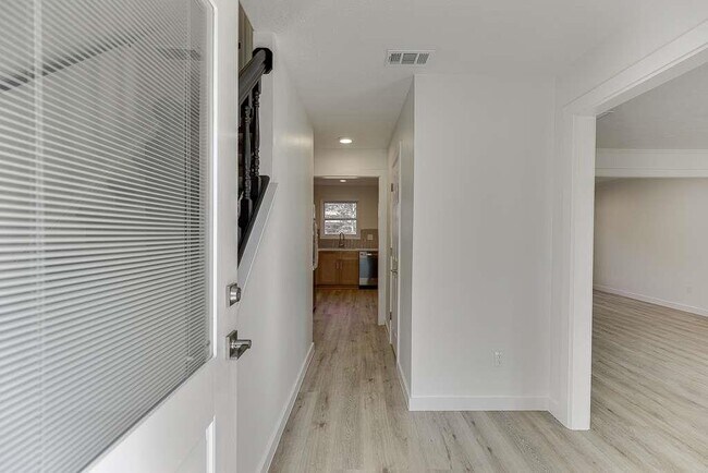 Foto del edificio - 1225 Shelton Way