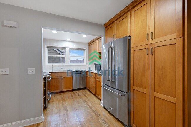 Foto del edificio - "Charming Victorian-style craftsman 3-Bedroom Townhouse with 2.5 Baths – 1610 Sq Ft of Comfortabl...