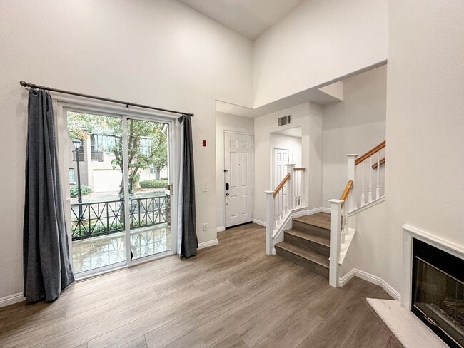 Foto del edificio - Beautifully Renovated 2BR / 2.5BTH in Irvine | 2-Car Garage + Pool & Spa