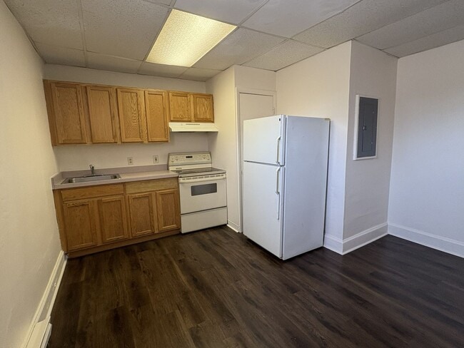 Building Photo - COMING SOON - Cozy 1-Bedroom in the Heart ...