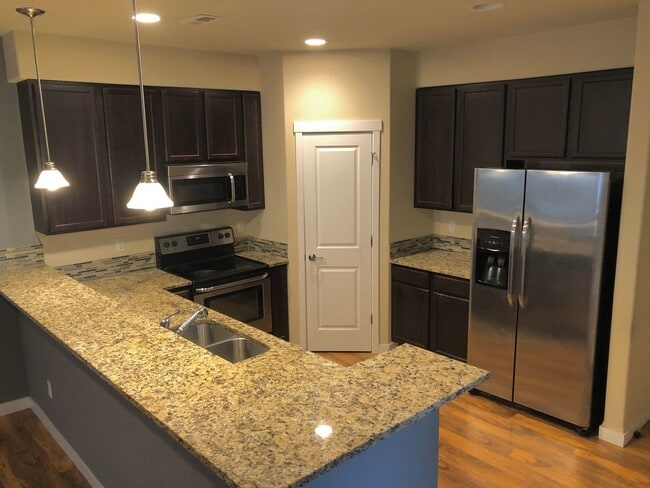 Building Photo - 3 Bed, 2.5 Bath Millcreek Townhouse New Ca...