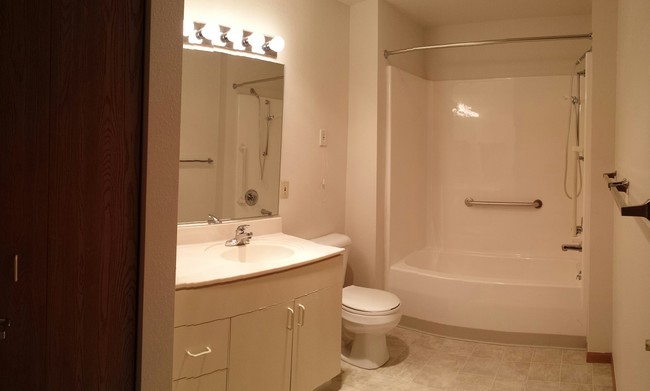 Foto del edificio - White Oaks Apartment Homes - Senior - 55+