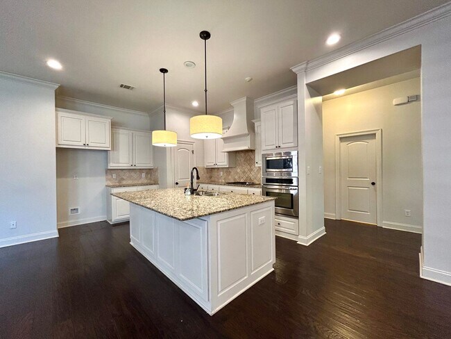 Foto del edificio - Gorgeous Four Bedroom Home With A Large Ou...