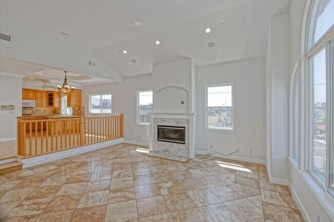 Foto del edificio - VERY BRIGHT, SPACIOUS & AIRY GOLDEN HILLS ...