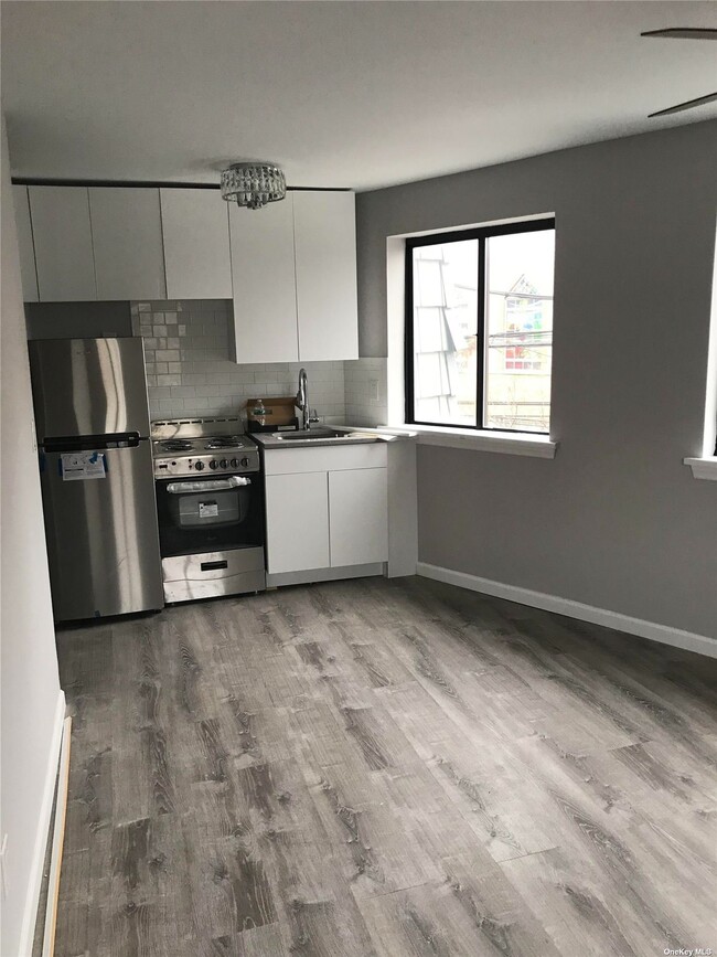 Foto del edificio - 61-54 Fresh Meadow Ln