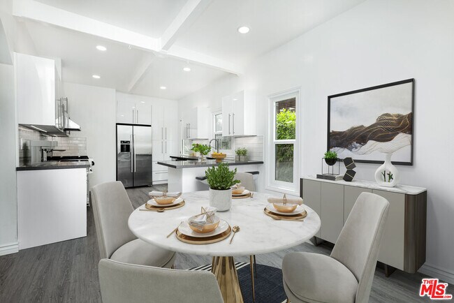 Foto del edificio - 8718 Rosewood Ave