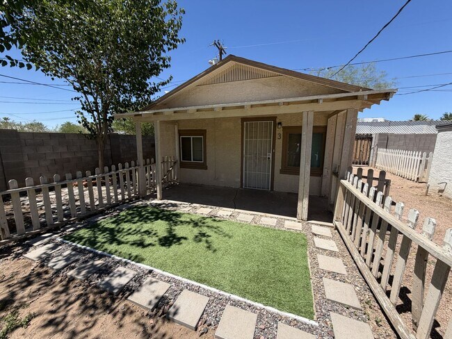 Building Photo - Stand alone House with Private Yard!