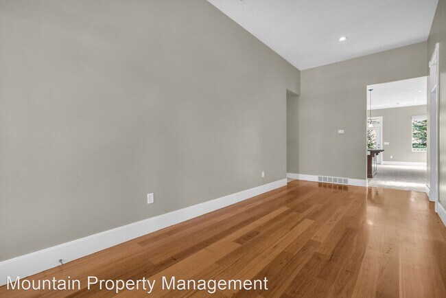 Foto del edificio - 3 br, 3 bath House - 254 W. Lady Bank Lane