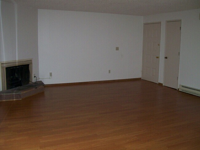 Building Photo - 642 Ratcliff Dr SE