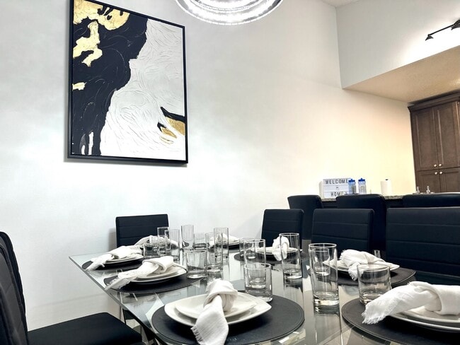 Building Photo - 333 W Shoreline Dr