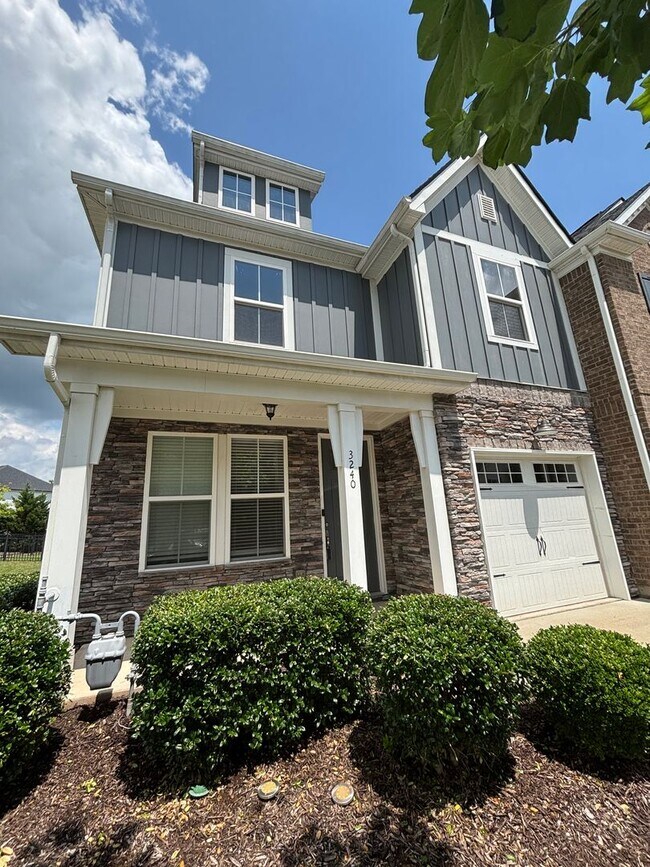 Foto del edificio - Beautiful Townhouse in Murfreesboro!