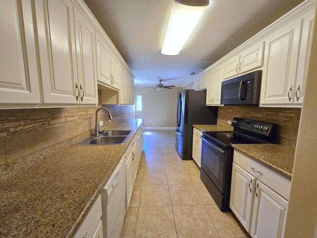 Foto del edificio - 2,465sf EXPANSIVE HOME IN THE HARLINGEN ME...