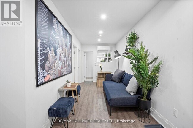 Photo du bâtiment - 595 St Clair Ave W