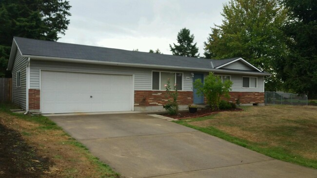 Foto del edificio - Ranch Style Living! Large Fenced Back Yard...