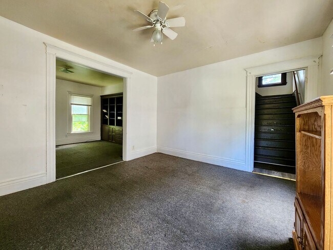Foto del edificio - 5 Bedroom 2 Full Bath Houses | Front Porch...