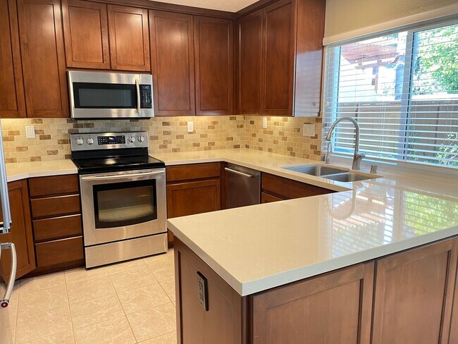 Building Photo - Picture Perfect Summerhill Home!