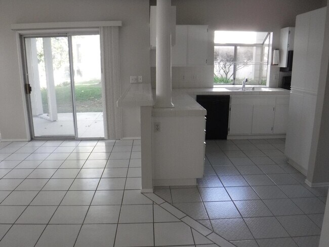 Building Photo - 24451 Lantern Hill Dr