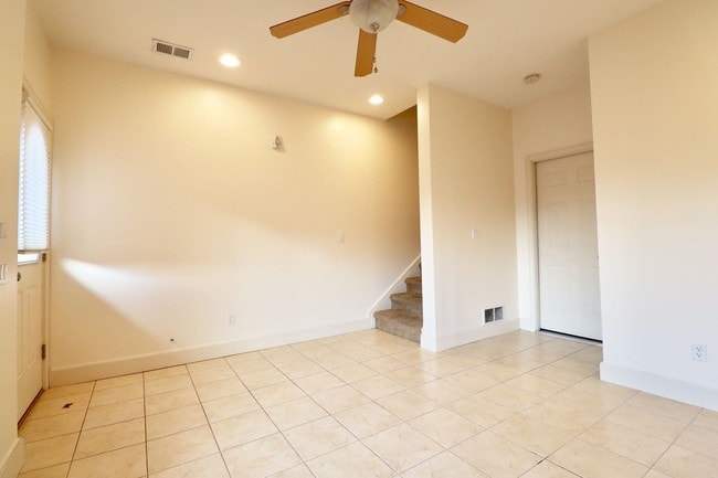 Building Photo - 2 br, 2.5 bath House - 370 Frontier Avenue