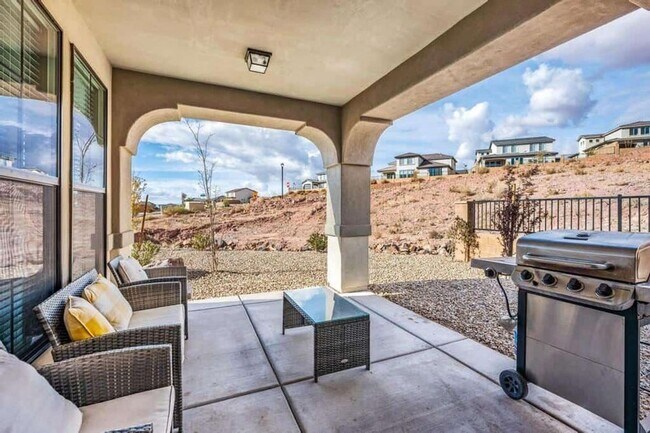 Building Photo - Bright and Open 5 Bedroom Townhome in Sien...