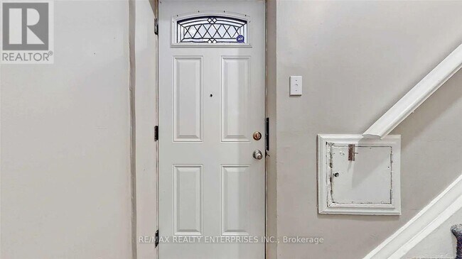 Photo du bâtiment - 255 Lakeshore Rd E