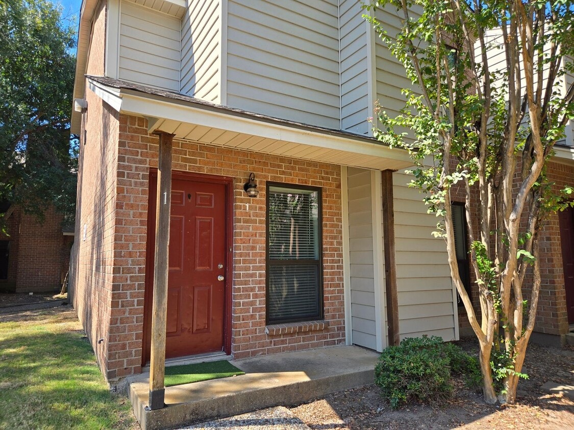 College Station -2 bedroom/ 2.5 bath - 2 story condo -Complex has a Pool. - College Station -2 bedroom/ 2.5 bath - 2 story condo -Complex has a Pool.