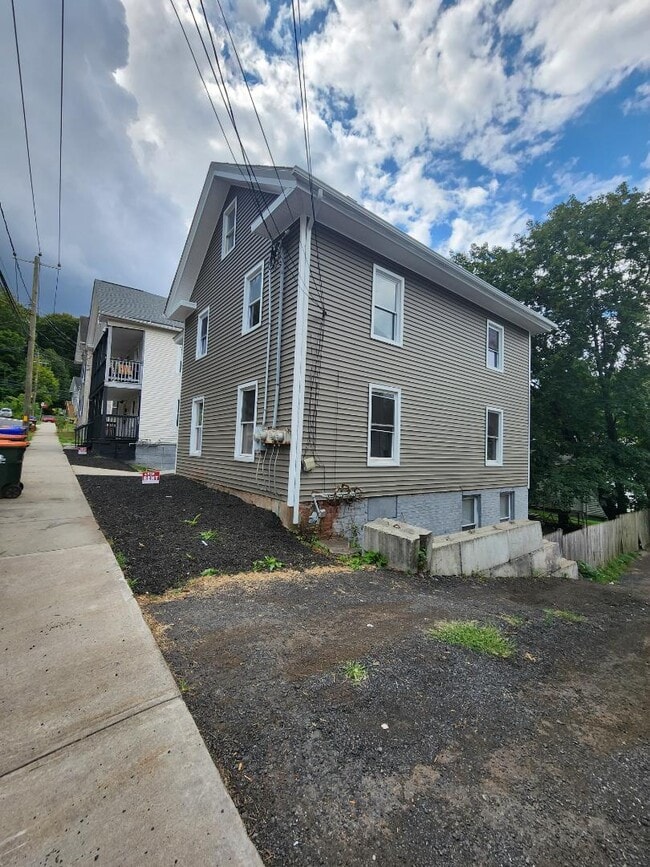 Building Photo - 129 Willow St