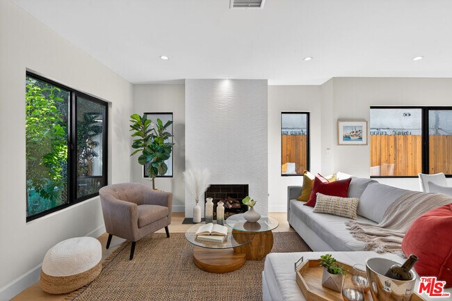 Foto del edificio - 2931 S Bronson Ave