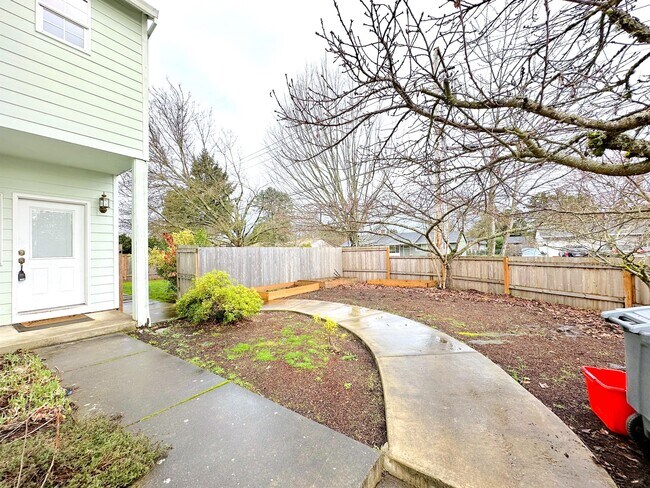 Building Photo - 1499 NE Birkshire Ct
