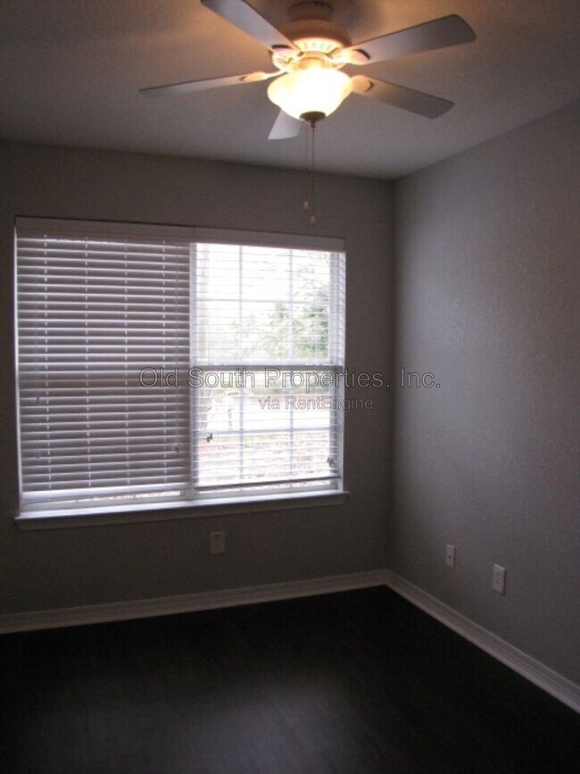 Foto del edificio - 8428 Walnut Ave