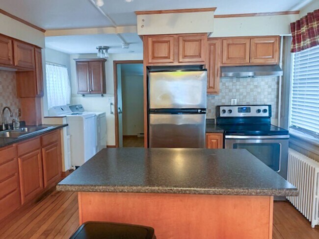 Foto del edificio - 30-32 Sherman St - Lakefront Living, Right in the Heart of Burlington