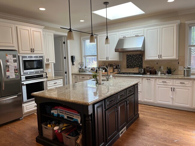 Building Photo - 411 Barcelona Ct