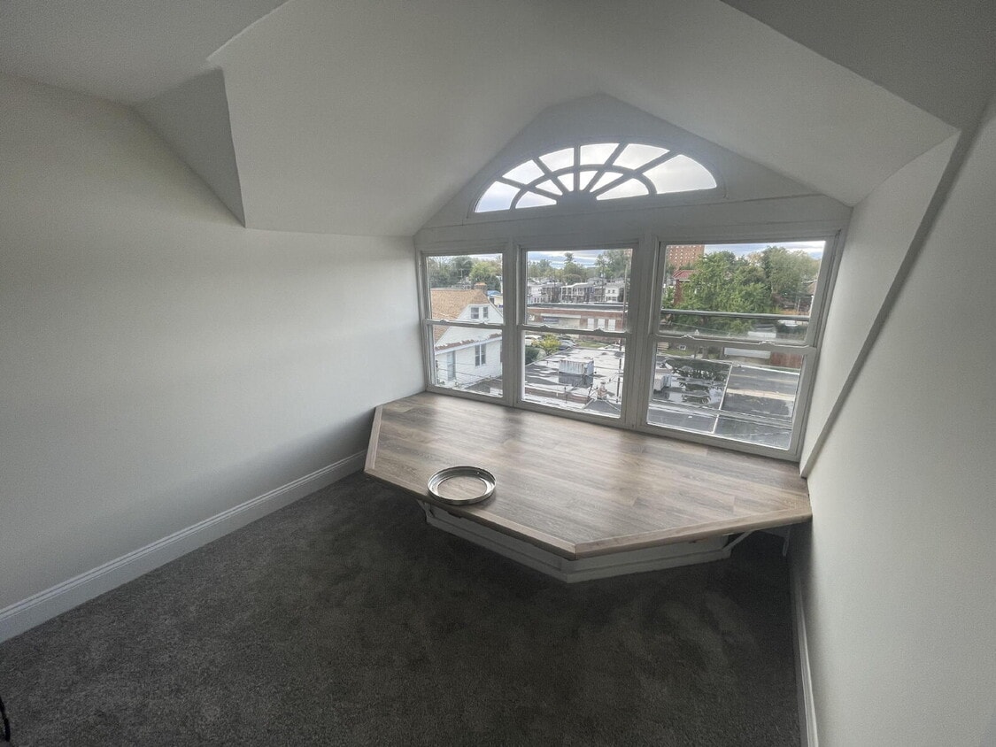 Foto principal - 2350 Logan St