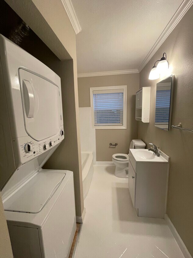 Bathroom & Washer/Dryer - 2711 E St