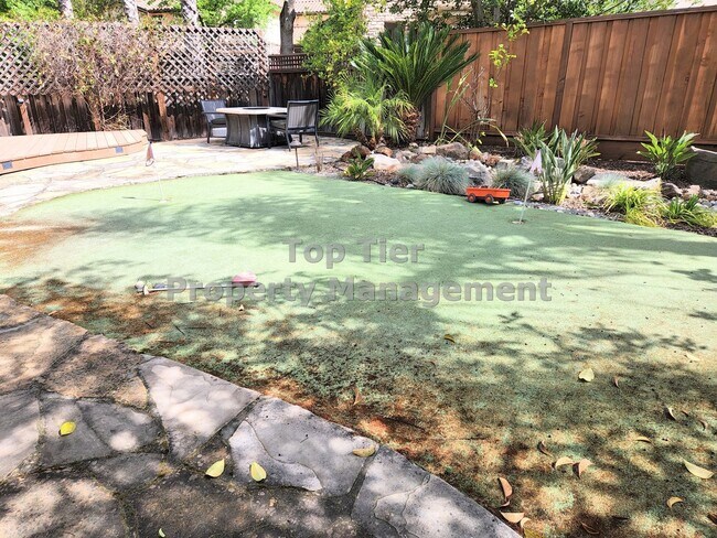 Foto del edificio - Exquisite 5-Bedroom Retreat with Solar: Lu...