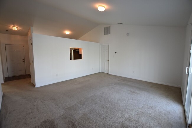 Foto del edificio - Three Bedroom Home In Greenfield