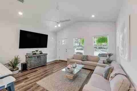Building Photo - 4675 Geneva Dr