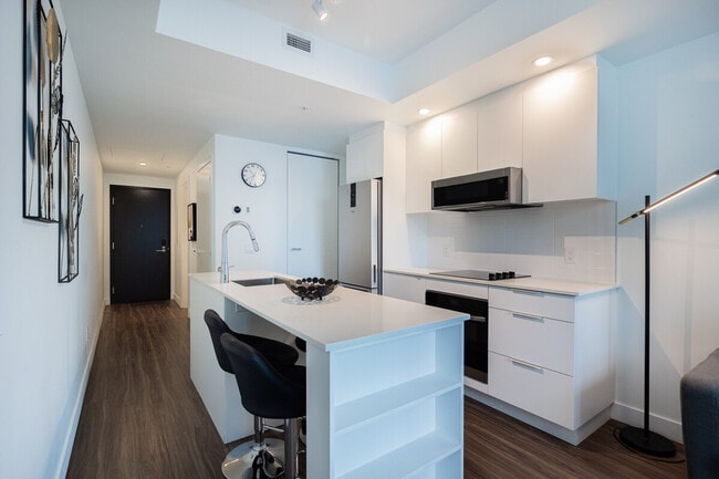 Building Photo - 665 Rue Versailles