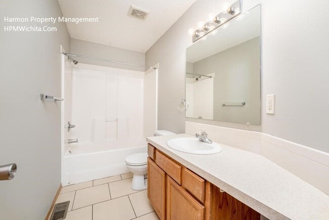 Foto del edificio - Four Bed Two Bath Duplex Unit Near Highway...