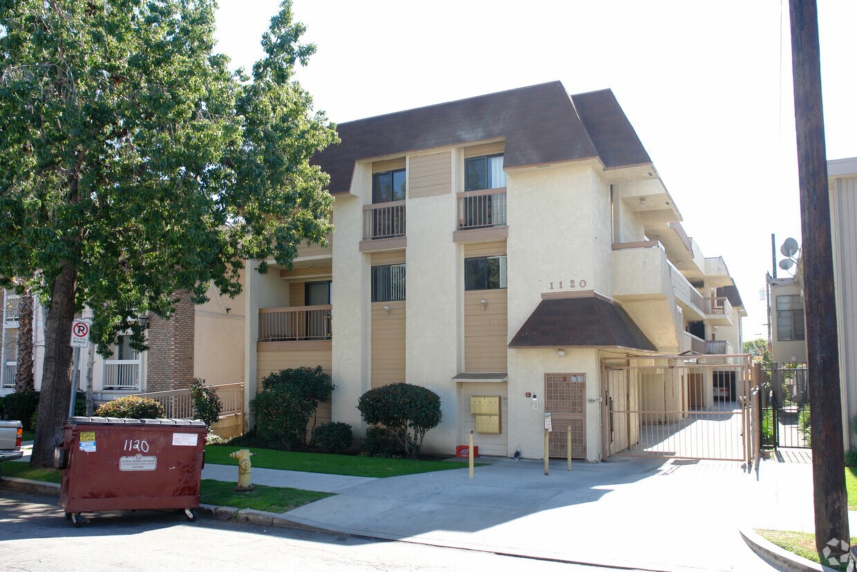 Building Photo - 1120 E Elk Ave