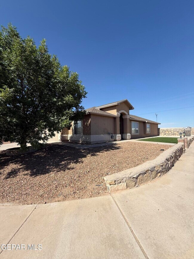 Building Photo - 732 Desert Sage Dr