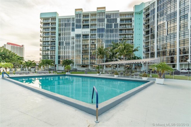 Foto del edificio - 200 Leslie Dr