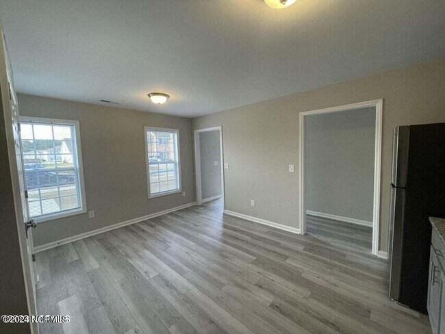 Building Photo - 312 S Pointe Dr