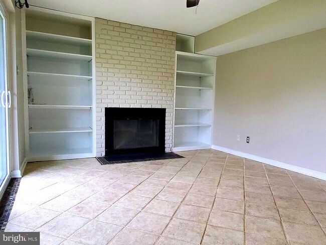 Building Photo - 3503 Golf View Dr