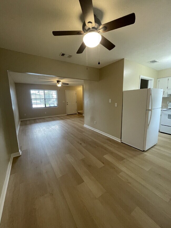 Building Photo - 2/1.5 Townhouse, Fenced Backyard, Located ...