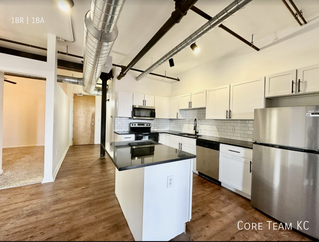 Building Photo - LARGE LOFT in River Market