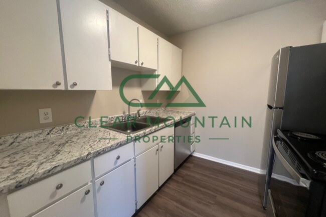 Building Photo - WINTER IS COMING - REDUCED RENT $1075