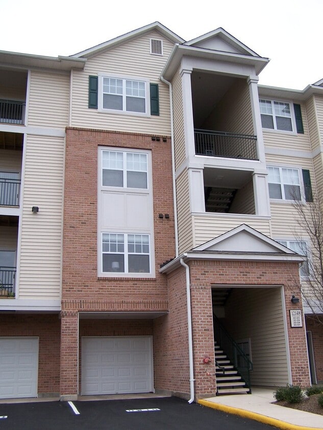 2 Bedroom Suites & Garage Parking - 2 Bedroom Suites & Garage Parking