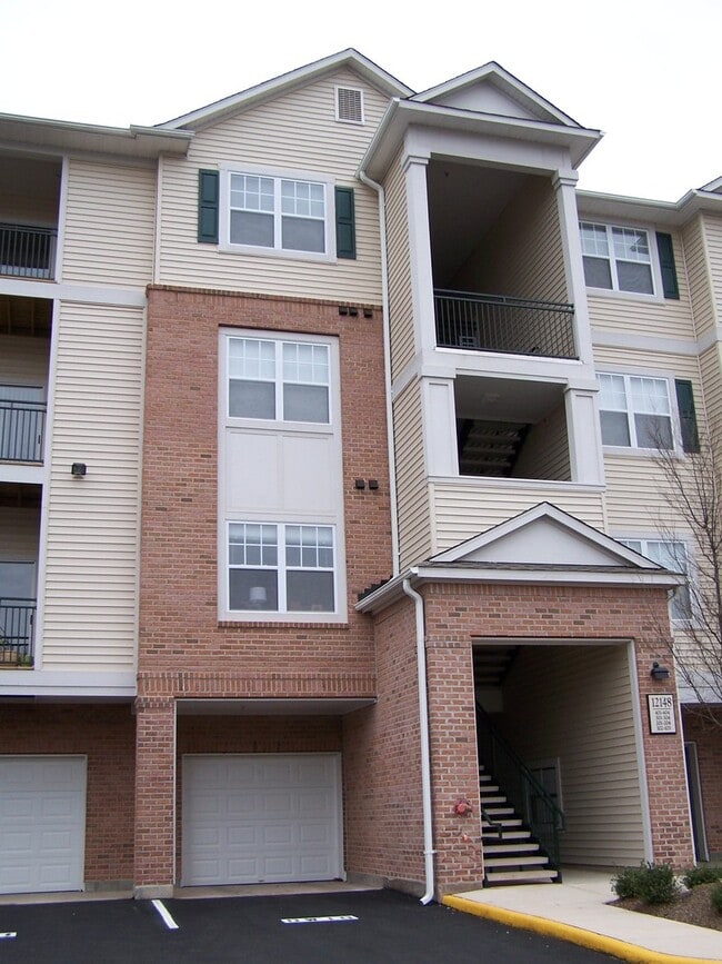2 Bedroom Suites & Garage Parking - 2 Bedroom Suites & Garage Parking House